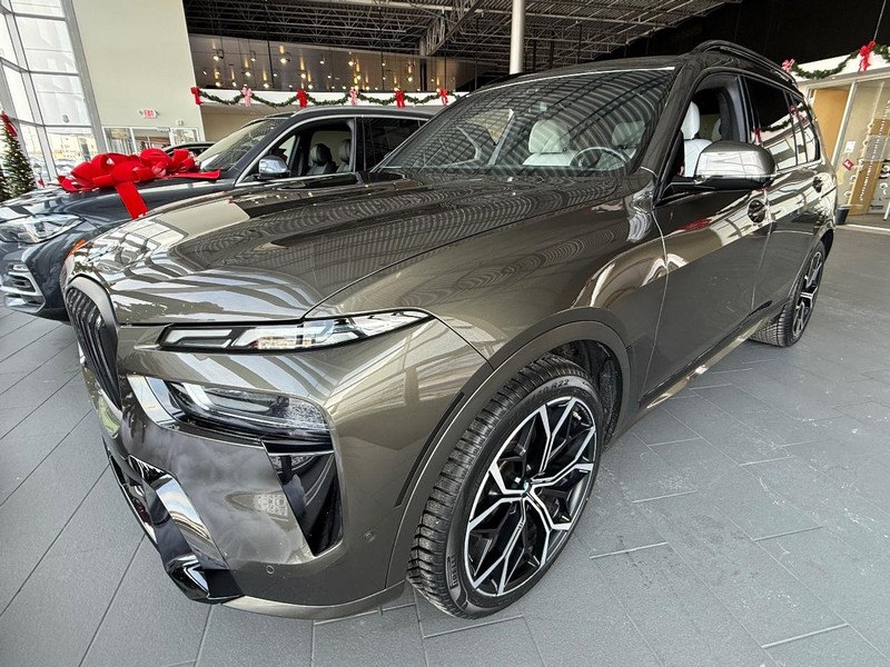 BMW X7 Vehicle Full-screen Gallery Image 06