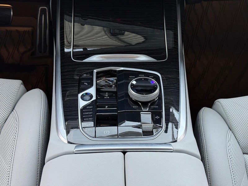 BMW X7 Vehicle Full-screen Gallery Image 10
