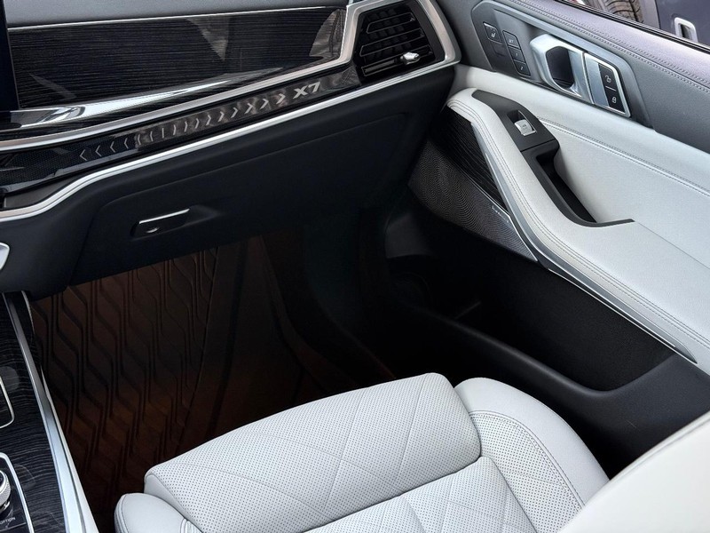 BMW X7 Vehicle Full-screen Gallery Image 12