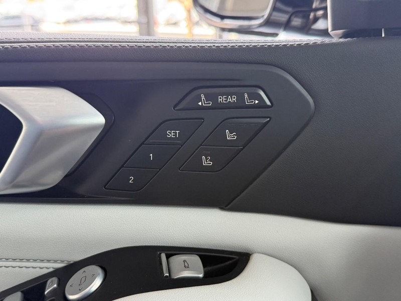 BMW X7 Vehicle Full-screen Gallery Image 13