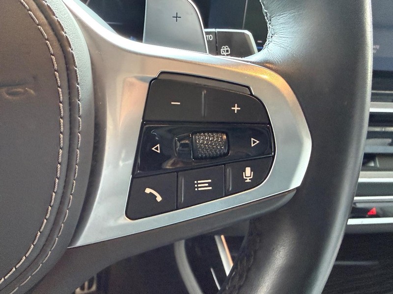 BMW X7 Vehicle Full-screen Gallery Image 15