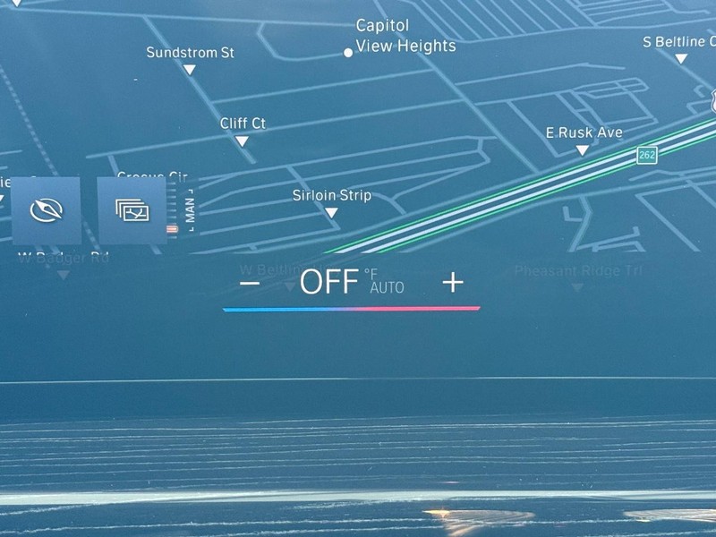 BMW X7 Vehicle Full-screen Gallery Image 17