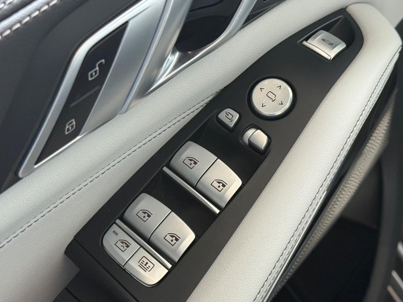 BMW X7 Vehicle Full-screen Gallery Image 18