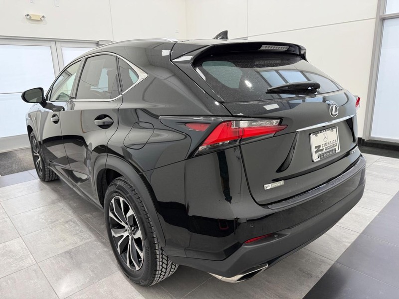 Lexus NX 200t Vehicle Full-screen Gallery Image 4