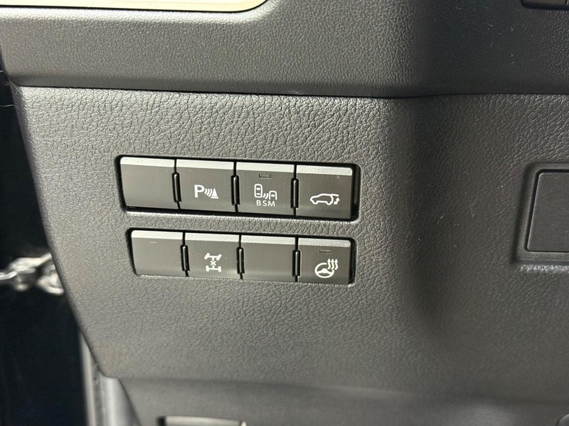 Lexus NX 200t Vehicle Full-screen Gallery Image 14