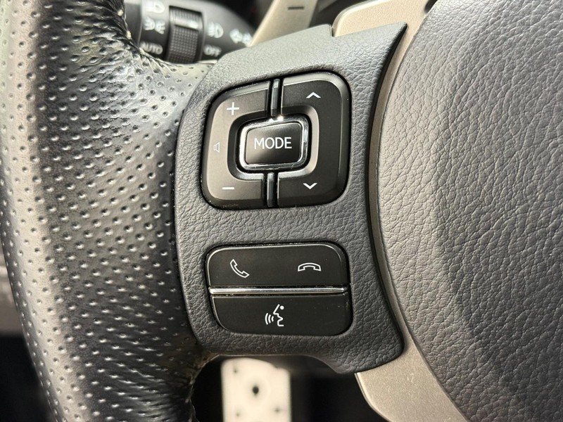 Lexus NX 200t Vehicle Full-screen Gallery Image 15