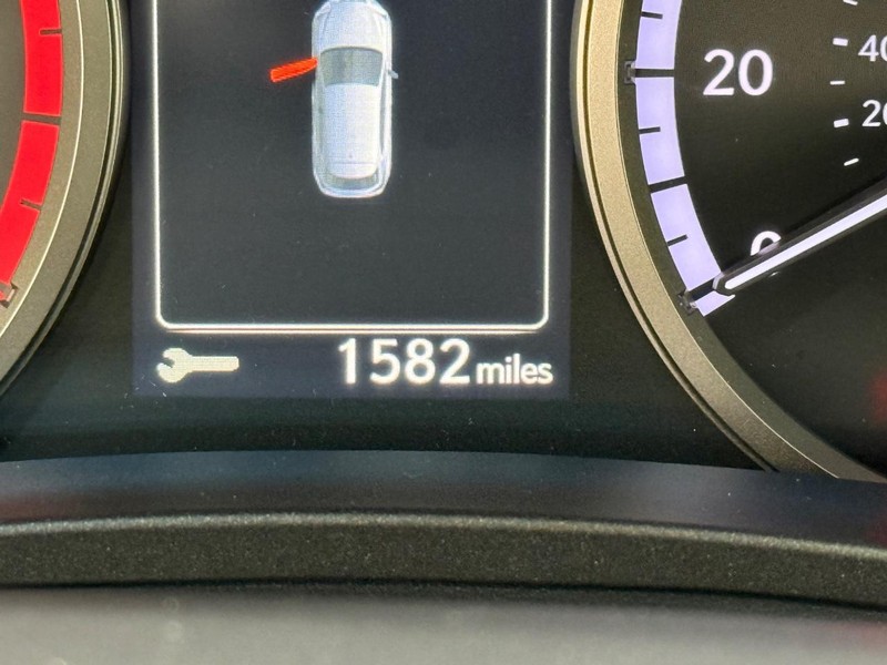 Lexus NX 200t Vehicle Full-screen Gallery Image 17