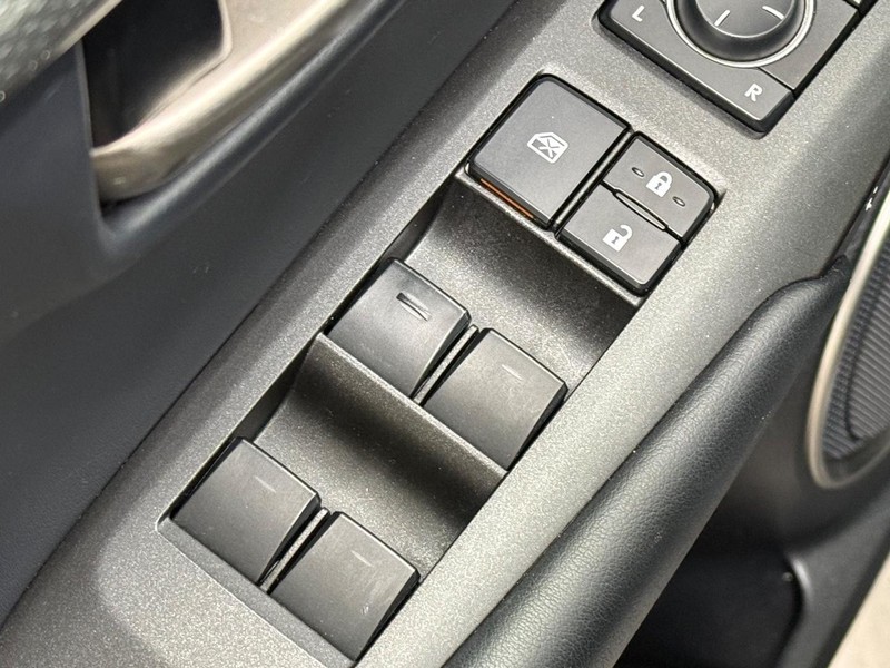 Lexus NX 200t Vehicle Full-screen Gallery Image 20