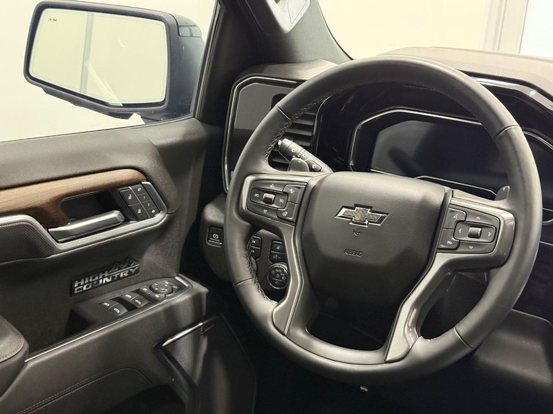 Chevrolet Silverado 1500 Vehicle Full-screen Gallery Image 12