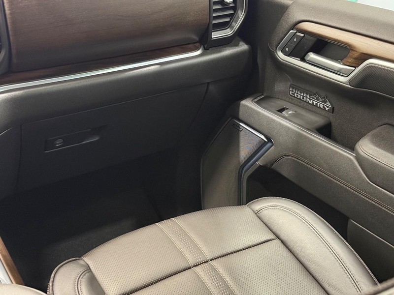 Chevrolet Silverado 1500 Vehicle Full-screen Gallery Image 13