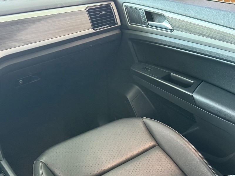 Volkswagen Atlas Vehicle Full-screen Gallery Image 15
