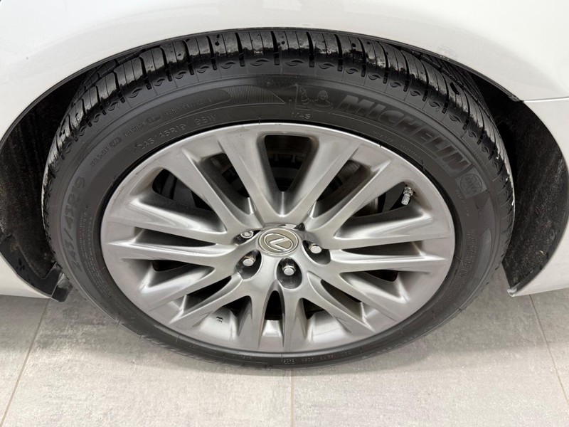 Lexus LS 460 Vehicle Full-screen Gallery Image 5