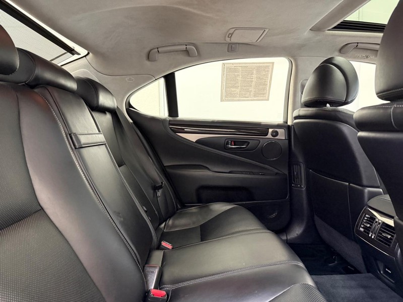 Lexus LS 460 Vehicle Full-screen Gallery Image 8