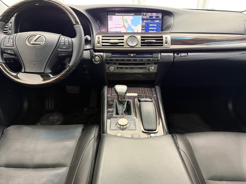 Lexus LS 460 Vehicle Full-screen Gallery Image 9