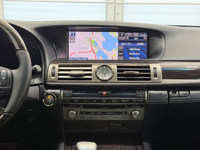 Lexus LS 460 Vehicle Full-screen Gallery Image 10