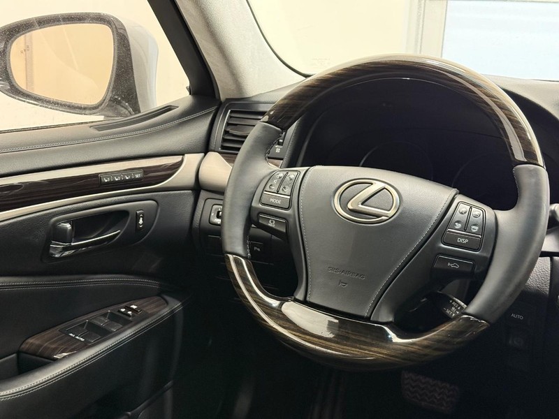 Lexus LS 460 Vehicle Full-screen Gallery Image 11