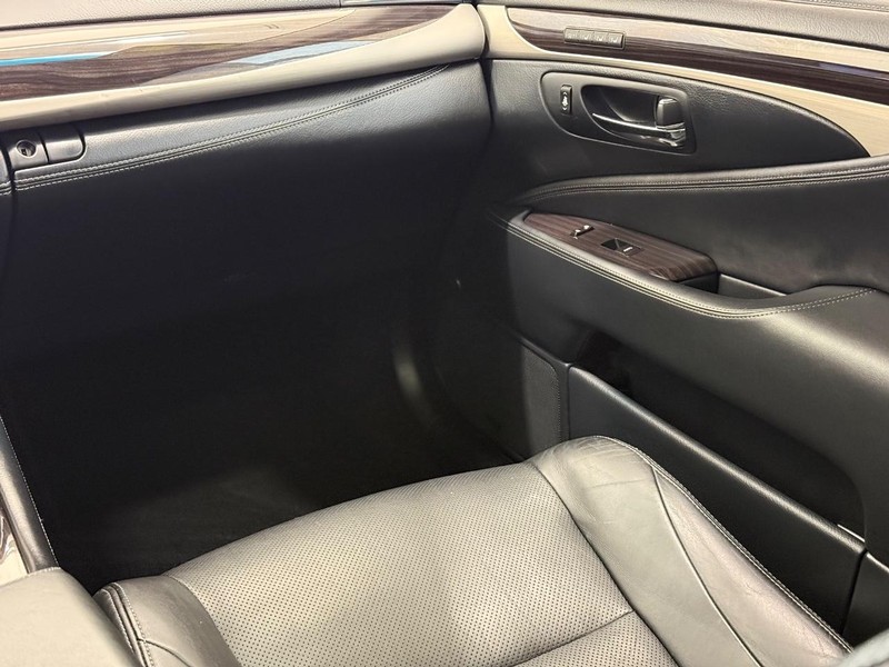 Lexus LS 460 Vehicle Full-screen Gallery Image 13