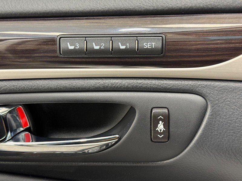 Lexus LS 460 Vehicle Full-screen Gallery Image 15