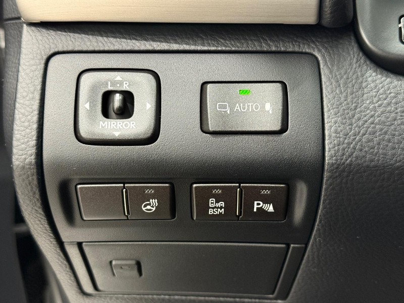 Lexus LS 460 Vehicle Full-screen Gallery Image 17