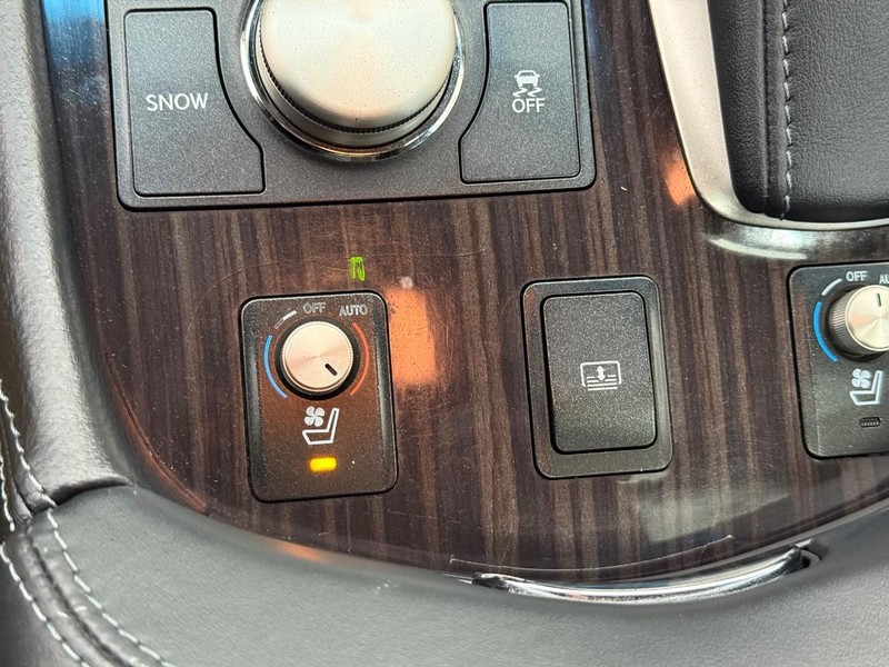 Lexus LS 460 Vehicle Full-screen Gallery Image 22