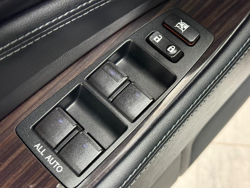 Lexus LS 460 Vehicle Full-screen Gallery Image 23