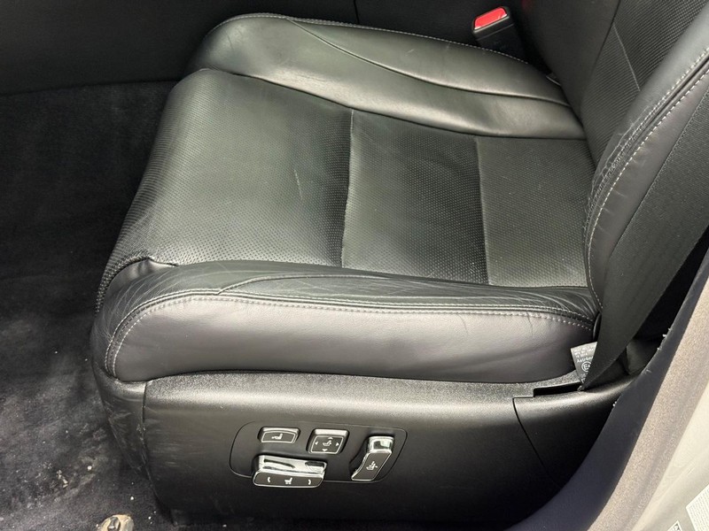 Lexus LS 460 Vehicle Full-screen Gallery Image 24