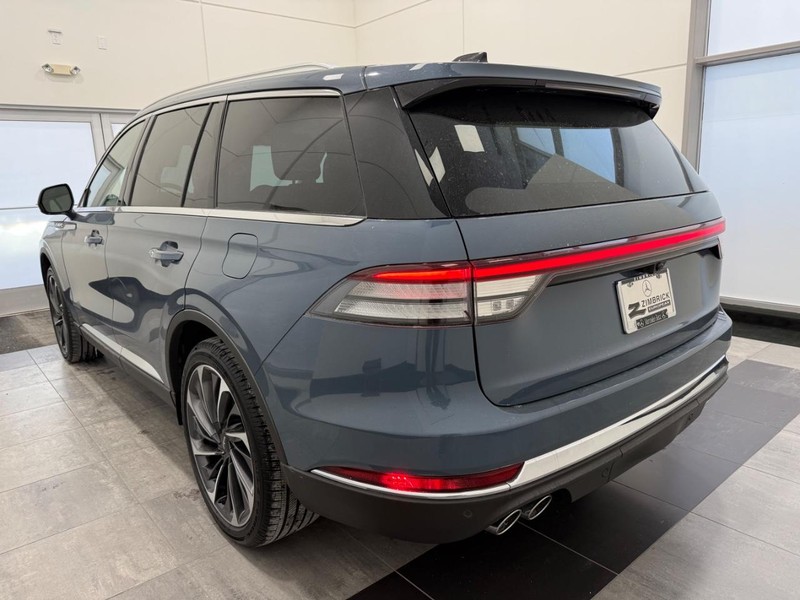 Lincoln Aviator Vehicle Full-screen Gallery Image 4