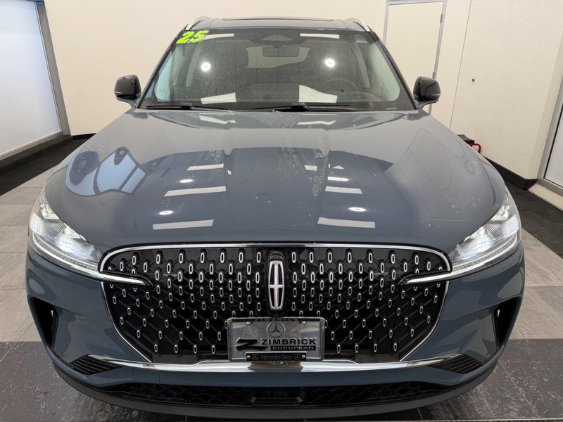 Lincoln Aviator Vehicle Full-screen Gallery Image 7