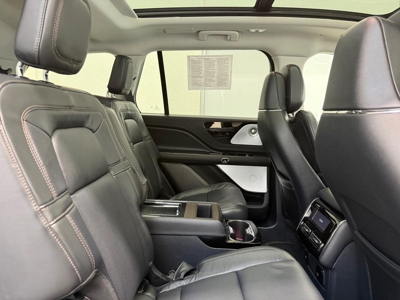 Lincoln Aviator Vehicle Full-screen Gallery Image 9