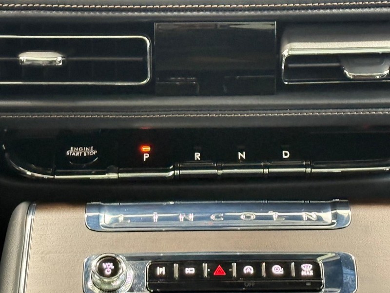 Lincoln Aviator Vehicle Full-screen Gallery Image 12