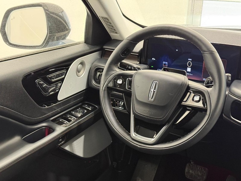 Lincoln Aviator Vehicle Full-screen Gallery Image 13