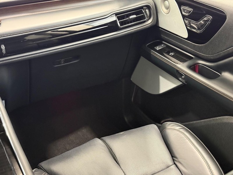 Lincoln Aviator Vehicle Full-screen Gallery Image 14