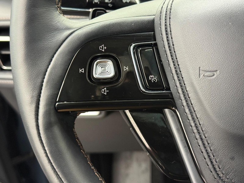 Lincoln Aviator Vehicle Full-screen Gallery Image 16