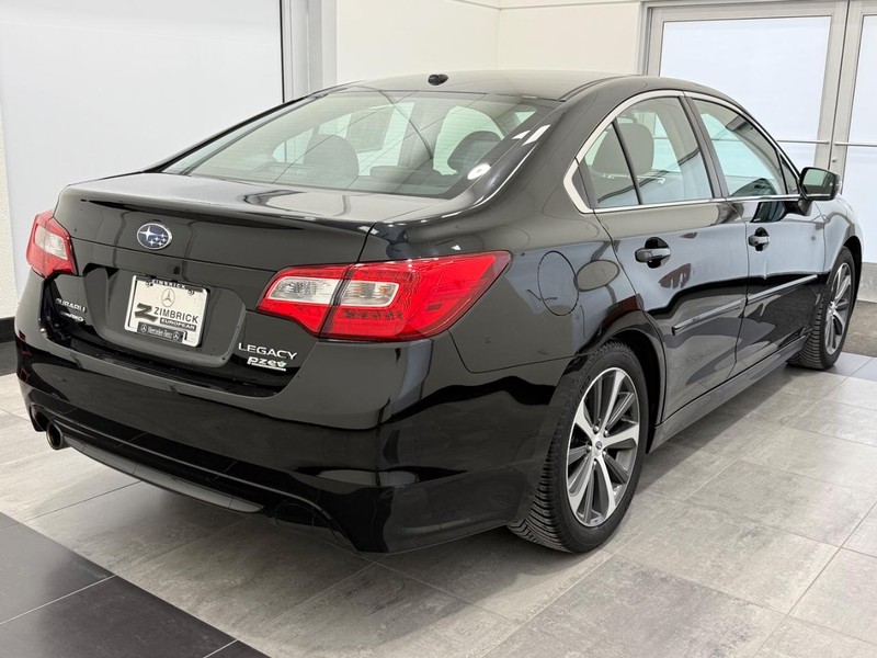 Subaru Legacy Vehicle Full-screen Gallery Image 2