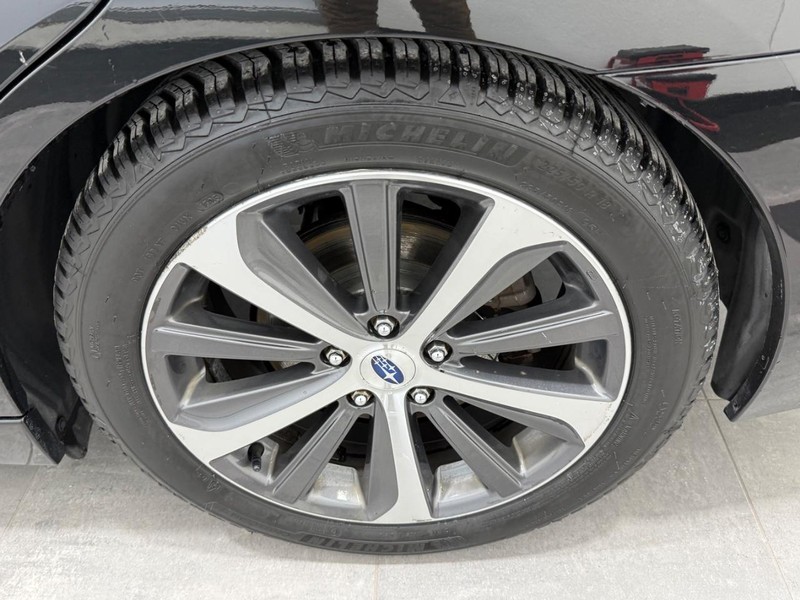 Subaru Legacy Vehicle Full-screen Gallery Image 5