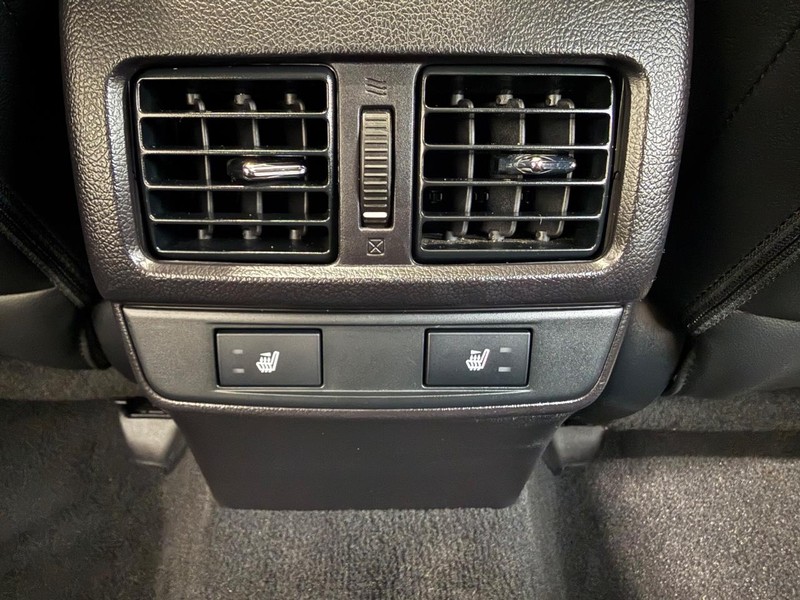 Subaru Legacy Vehicle Full-screen Gallery Image 9