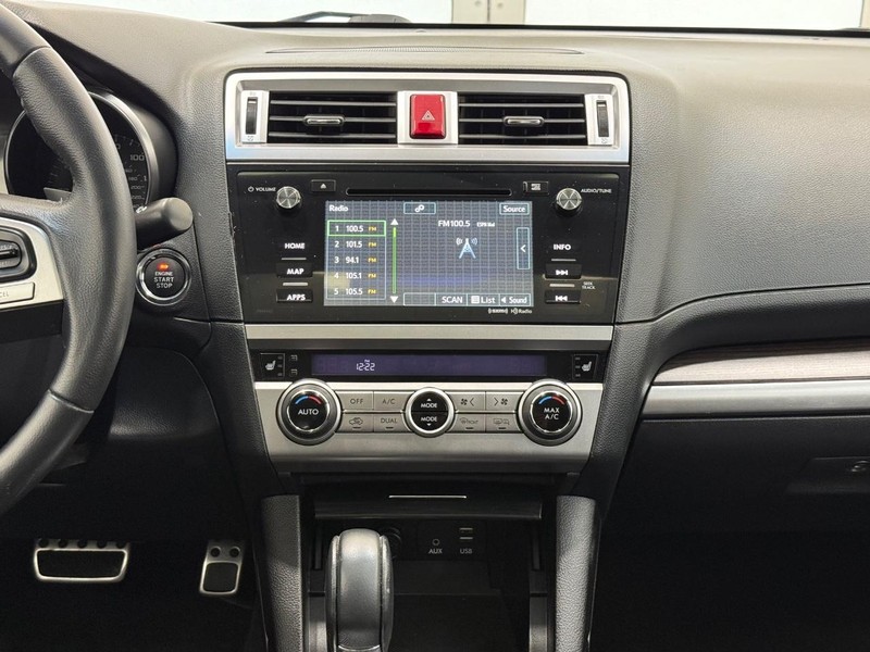 Subaru Legacy Vehicle Full-screen Gallery Image 11