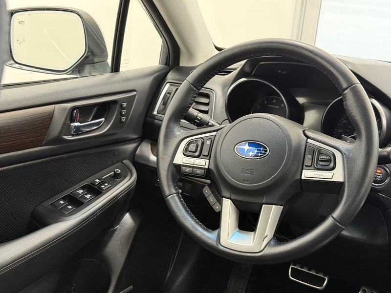 Subaru Legacy Vehicle Full-screen Gallery Image 13