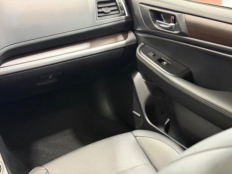 Subaru Legacy Vehicle Full-screen Gallery Image 14