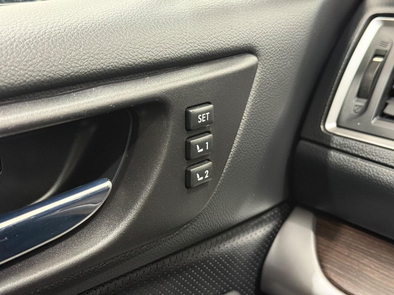 Subaru Legacy Vehicle Full-screen Gallery Image 15