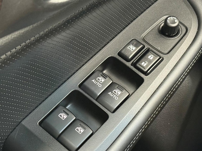 Subaru Legacy Vehicle Full-screen Gallery Image 21