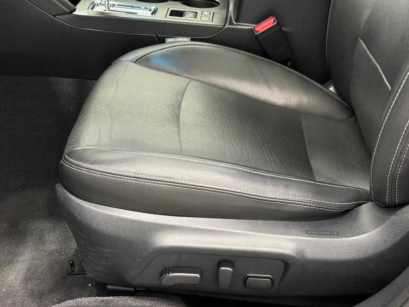 Subaru Legacy Vehicle Full-screen Gallery Image 22