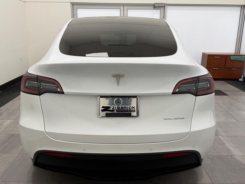Tesla Model Y Vehicle Full-screen Gallery Image 3