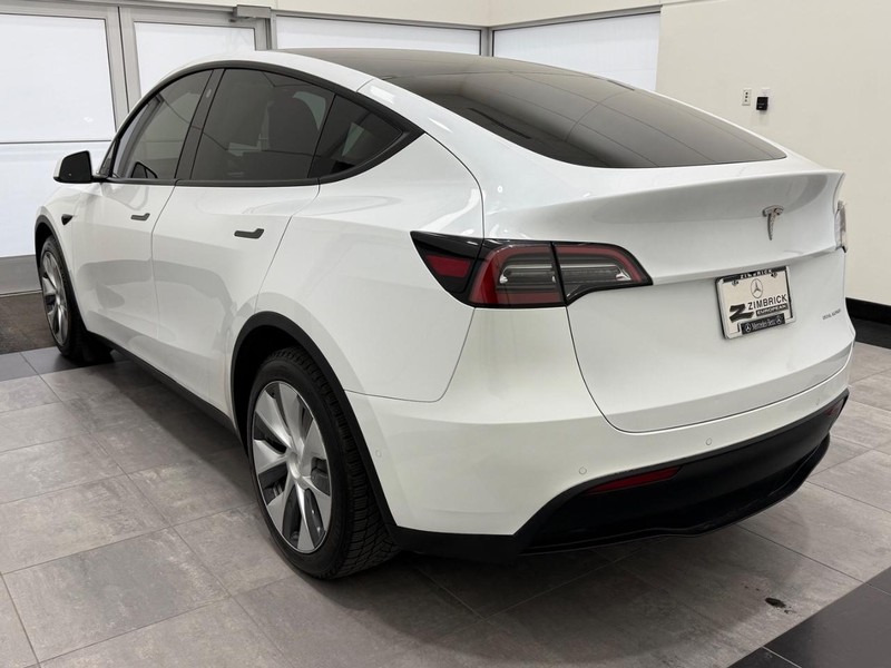 Tesla Model Y Vehicle Full-screen Gallery Image 4