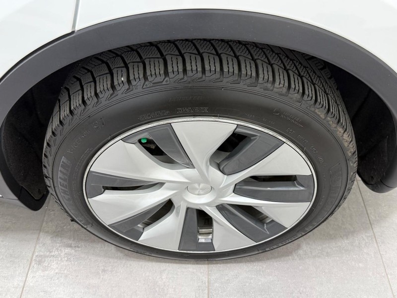 Tesla Model Y Vehicle Full-screen Gallery Image 5