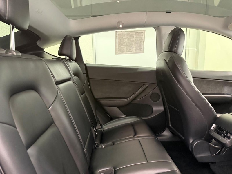 Tesla Model Y Vehicle Full-screen Gallery Image 8