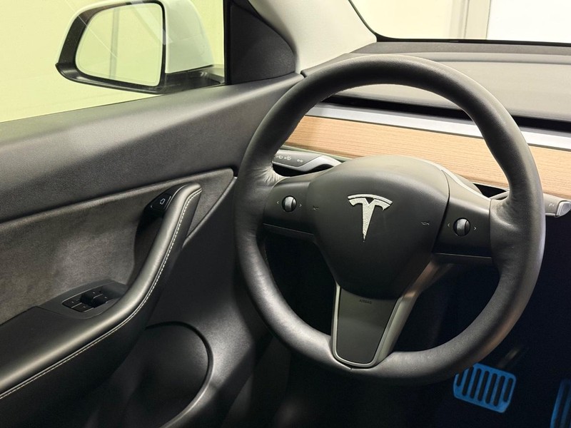 Tesla Model Y Vehicle Full-screen Gallery Image 12