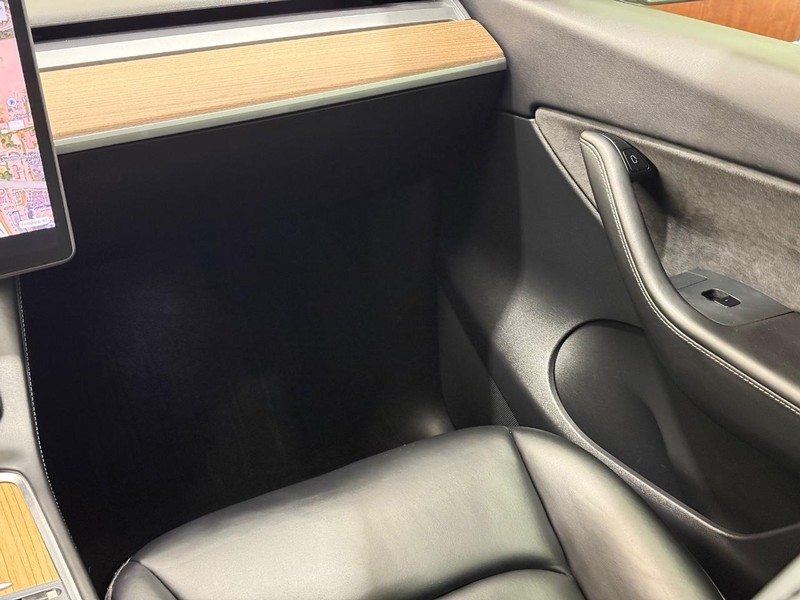 Tesla Model Y Vehicle Full-screen Gallery Image 13