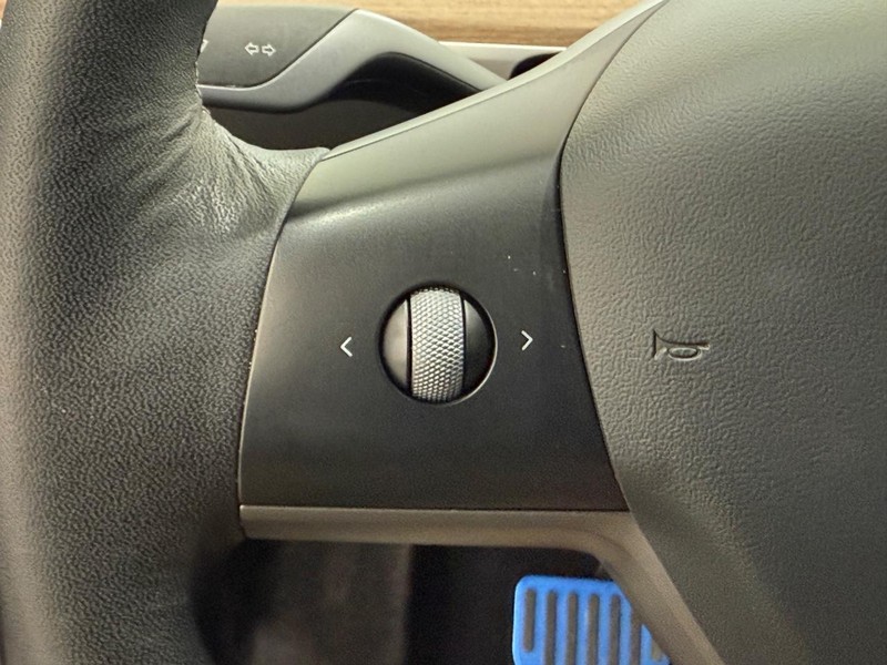 Tesla Model Y Vehicle Full-screen Gallery Image 14