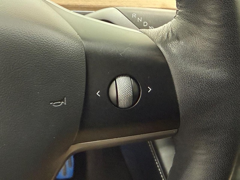 Tesla Model Y Vehicle Full-screen Gallery Image 15